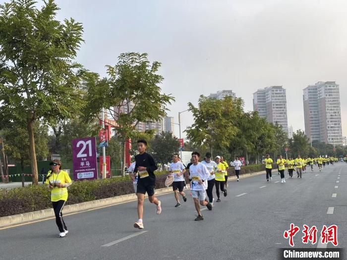 2024年中缅瑞丽-木姐跨境马拉松吸引超过9000名跑